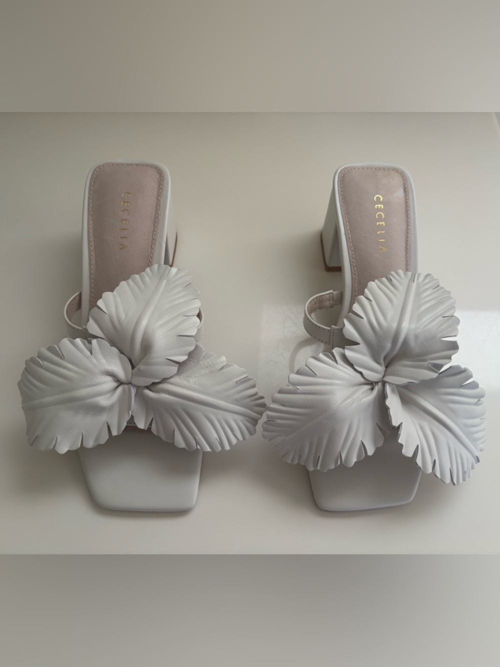 Cecelia New York Leather Hibiscus Chunky Block 2.5” Heel Sz 6 Reshapable Flower. - Picture 2 of 15